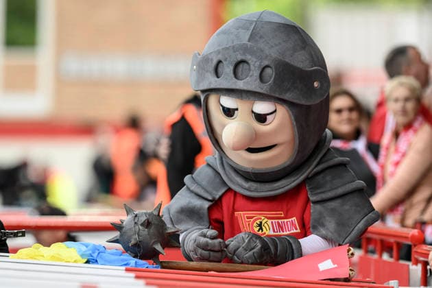 v l Ritter Keule gives autographs, autograph, mascot, GER, Berlin, 1 FC Union Berlin vs FC Augsburg, 1 Bundesliga, soccer, DFB, last matchday, season 2025 2026, Alte Försterei, 16 May 2026, DFB DFL REGULATIONS PROHIBIT ANY USE OF PHOTOGRAPHS AS IMAGE SEQUENCES AND OR QUASI VIDEO, Copyright: HMBxMedia UwexKoch