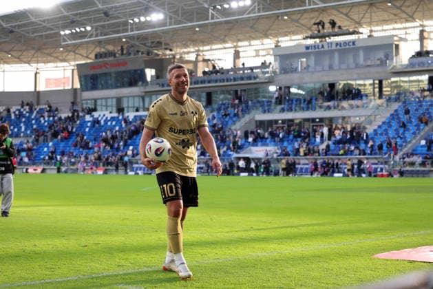 Plock 16.05.2026 Mecz 33. kolejka PKO Ekstraklasa sezon 2025 26 --- Polish football top league match Wisla Plock - Gornik Zabrze podziekowanie kibicom po meczu Lukas Podolski Fot. Marcin Solarz FotoPyK NEWSPIX.PL --- newspix.pl 