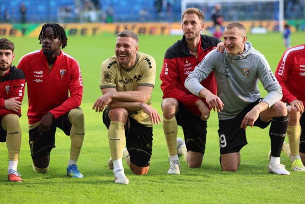 Plock 16.05.2026 Mecz 33. kolejka PKO Ekstraklasa sezon 2025 26 --- Polish football top league match Wisla Plock - Gornik Zabrze podziekowanie kibicom po meczu dtuzyna gornika Yvan Ikia Dimi Lukas Podolski Pawel Bochniewicz Tomasz Loska Fot. Marcin Solarz FotoPyK NEWSPIX.PL --- newspix.pl 