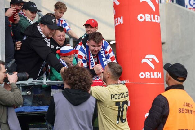 Plock 16.05.2026 Mecz 33. kolejka PKO Ekstraklasa sezon 2025 26 --- Polish football top league match Wisla Plock - Gornik Zabrze podziekowanie kibicom po meczu dtuzyna gornika kibice Lukas Podolski oddaje koszulke Fot. Marcin Solarz FotoPyK NEWSPIX.PL --- newspix.pl 