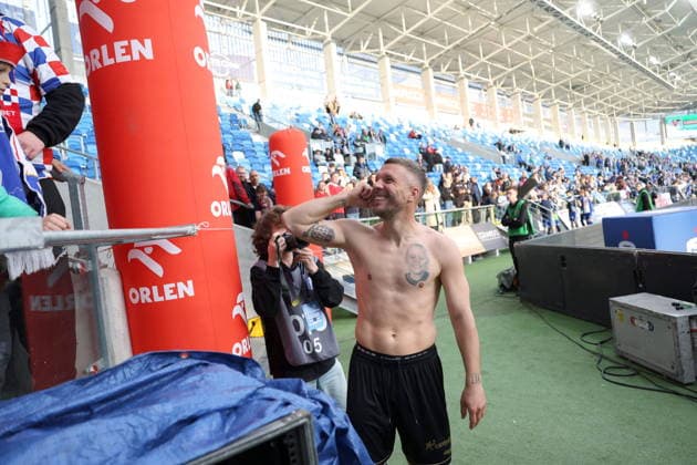 Plock 16.05.2026 Mecz 33. kolejka PKO Ekstraklasa sezon 2025 26 --- Polish football top league match Wisla Plock - Gornik Zabrze podziekowanie kibicom po meczu dtuzyna gornika kibice Lukas Podolski oddaje koszulke Fot. Marcin Solarz FotoPyK NEWSPIX.PL --- newspix.pl 