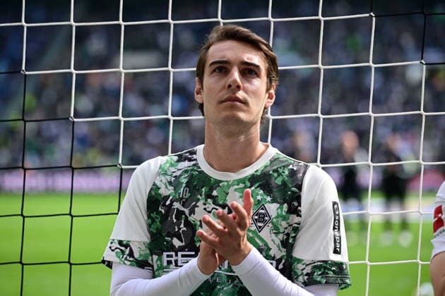 16 05 2026 Moenchengladbach Fußball, Herren, Saison 2025 2026, Borussia Moenchengladbach vs TSG 1899 Hoffenheim Florian Neuhaus Gladbach nach Spielende in der Fankurve DFL regulations prohibit any use of photographs as image sequences and or quasi video Borussia Park NRW Germany
