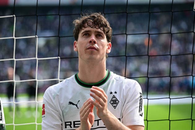 16 05 2026 Moenchengladbach Fußball, Herren, Saison 2025 2026, Borussia Moenchengladbach vs TSG 1899 Hoffenheim Philipp Sander Gladbach nach Spielende in der Fankurve DFL regulations prohibit any use of photographs as image sequences and or quasi video Borussia Park NRW Germany