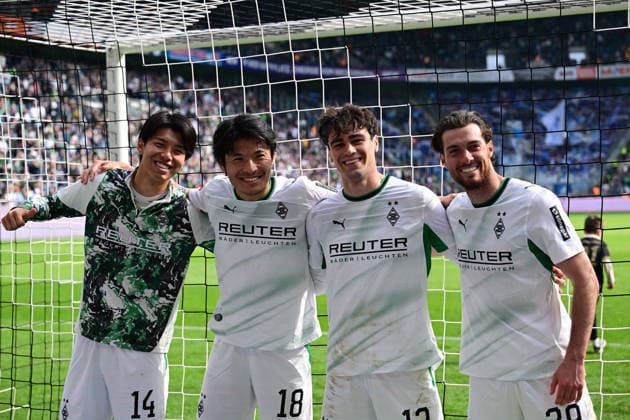 16 05 2026 Moenchengladbach Fußball, Herren, Saison 2025 2026, Borussia Moenchengladbach vs TSG 1899 Hoffenheim v li Kota Takai Gladbach , Shuto Machino Gladbach , Giovanni Reyna Gladbach , Joe Scally Gladbach nach Spielende in der Fankurve DFL regulations prohibit any use of photographs as image sequences and or quasi video Borussia Park NRW Deutschland