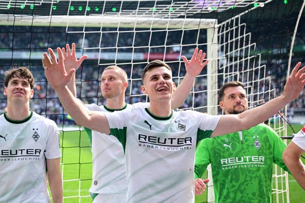 16 05 2026 Moenchengladbach Football, Men, Season 2025 2026, Borussia Moenchengladbach vs TSG 1899 Hoffenheim Yannik Engelhardt Gladbach, front , behind from left Philipp Sander Gladbach , Nico Elvedi Gladbach , Kevin Stoeger Gladbach after the end of the match in the fan curve DFL regulations prohibit any use of photographs as image sequences and or quasi video Borussia Park NRW Germany