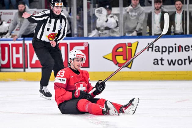 ZURICH, SWITZERLAND MAY 16 Theo Rochette of Switzerland disappointed after missing a good chance during the 2026 IIHF Ice Hockey World Championship Switzerland game between Switzerland and Latvia at Swiss Life Arena on May 16, 2026 in Zurich, Zurich Zurich Swiss Life Arena Zurich Switzerland Copyright: xJustPictures.ch AndreaxBrancax jp-en-EuSpIm-JP7_ANB_Sui_Lat_16052026_3849