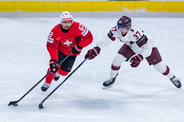 ZURICH, SWITZERLAND - MAY 16: Denis Malgin (Switzerland, 62) in the battle for the puck with Oskars Lapinskis (Latvia, 37) during the Preliminary Round - Group A Match 9 between Switzerland and Latvia at the IIHF Ice hockey, Eishockey World Championship, WM, Weltmeisterschaft 2026, Swiss Life Arena on May 16, 2026 in Zurich, Switzerland. Zurich Switzerland Copyright: xTimoxSteinx