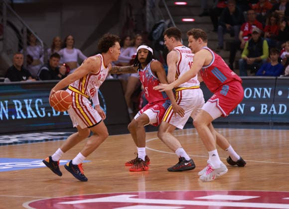 V l Brae Ivey Würzburg on the ball next to Jalen Finch Bonn , Christian Skladanowski Würzburg and Patrick Heckmann Bonn , Bonn, Germany, 16 05 2026, Basketball Bundesliga, 1 Quarter Final, Telekom Baskets Bonn vs Fitness First Würzburg Baskets