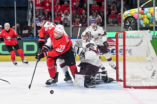ZURICH, SWITZERLAND MAY 16 Calvin Thurkauf of Switzerland tries to score against goalkeeper Kristers Gudlevskis of Latvia during the 2026 IIHF Ice Hockey World Championship Switzerland game between Switzerland and Latvia at Swiss Life Arena on May 16, 2026 in Zurich, Zurich Zurich Swiss Life Arena Zurich Switzerland Copyright: xJustPictures.ch AndreaxBrancax jp-en-EuSpIm-JP7_ANB_Sui_Lat_16052026_4260