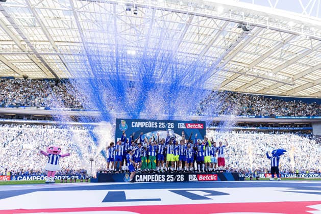 May 16, 2026, Porto, Porto, Portugal: PORTO, PORTUGAL - MAY 16: Diogo Costa of FC Porto lifts the Primeira Liga trophy with his teammates of FC Porto after the Primeira Liga match between FC Porto and CD Santa Clara at Estadio do Dragao on May 16, 2026 in Porto, Portugal. Liga Portugal Fc Porto X Santa Clara  - ZUMAe141 20260516_zsp_e141_055 Copyright: xLuisxEirasx