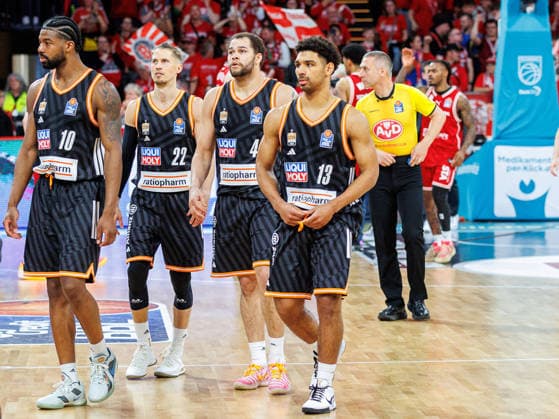 Malik Osborne ratiopharm Ulm, 10 , Thomas Klepeisz ratiopharm Ulm, 22 , Christopher Ledlum ratiopharm Ulm, 04 , Mark Smith ratiopharm Ulm, 13 , disappointed, disappointment, negative emotions, negative emotion, end of game, BMA365 Bamberg Baskets vs ratiopharm Ulm, Basketball, easyCredit BBL, Playoff Quarterfinals, Game 1, 16 05 2026 BMA365 Bamberg Baskets vs ratiopharm Ulm, Basketball, easyCredit BBL, Playoff Quarterfinals, Game 1, 16 05 2026 Bamberg Copyright: xEibner-Pressefoto G.xSantemizx EP_EER