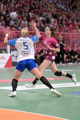 Santina Sabatnig TusSies Metzingen, 18 am with ball in duel with Kim Hinkelmann Sport Union Neckarsulm, 05 TusSies Metzingen vs Sport Union Neckarsulm , Handball, Alsco HBF, 5 Play Off League Matchday, Season 2025 2026, 16 05 2026 TusSies Metzingen vs Sport Union Neckarsulm , Handball, Alsco HBF, 5 Play Off League Matchday, Season 2025 2026, 16 05 2026 Tuebingen Copyright: xEibner-Pressefoto TobiasxBaurx EP_TBR