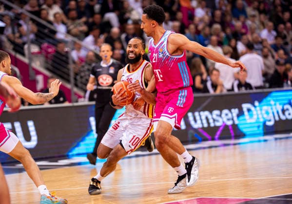 One-on-one battle between Davion Mintz Fitness First Wuerzburg Baskets, 10 and Joel Aminu Telekom Baskets Bonn, 21 Telekom Baskets Bonn Fitness First Wuerzburg Baskets 16 05 2026 Basketball, easyCredit Basketball Bundesliga, Playoffs, Quarter-final game 1, GER, Bonn, Telekom Dome Bonn Copyright: HMBxMedia xMarcoxBader