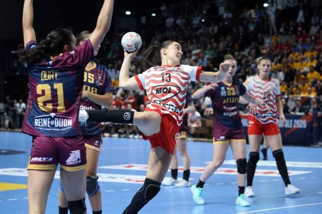 handball, ehf european league, 1 2 finale, dijon - esztergom NICOLAS GOISQUE MAXPPP - 16-5-2026, 18h00, handball, ehf european league, 1 2 finale, jda bourgogne dijon - mol esztergom,les hongroises d esztzergon étaient devant de 3 buts à 9 minutes du terme de la rencontre et semblaient avoir e match en main, ici borbala ballai trouve la solution au coeur de la défense dijonnaise Copyright: xMAXPPPxNICOLASxGOISQUEx GSQ202605167243 GSQ202605167243