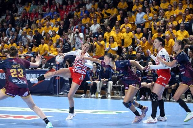 handball, ehf european league, 1 2 finale, dijon - esztergom NICOLAS GOISQUE MAXPPP - 16-5-2026, 18h00, handball, ehf european league, 1 2 finale, jda bourgogne dijon - mol esztergom, la force mentale des dijonnaises pour revenir au score et passer devant dans les derniers instants a été impressionnante, ici la hargne défensive de laura fauverque sur l arrière hongroise Copyright: xMAXPPPxNICOLASxGOISQUEx GSQ202605167246 GSQ202605167246