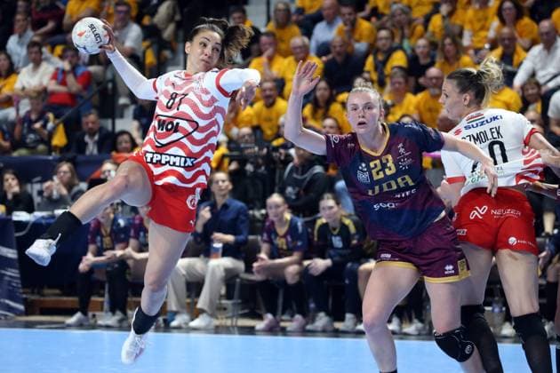 handball, ehf european league, 1 2 finale, dijon - esztergom NICOLAS GOISQUE MAXPPP - 16-5-2026, 18h00, handball, ehf european league, 1 2 finale, jda bourgogne dijon - mol esztergom,les hongroises d esztzergon étaient devant de 3 buts à 9 minutes du terme de la rencontre et semblaient avoir e match en main, ici zita szucsanszki prend de vitesse lilou pintat et marque Copyright: xMAXPPPxNICOLASxGOISQUEx GSQ202605167247 GSQ202605167247
