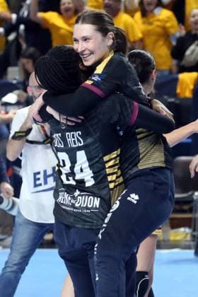 handball, ehf european league, 1 2 finale, dijon - esztergom NICOLAS GOISQUE MAXPPP - 16-5-2026, 18h00, handball, ehf european league, 1 2 finale, jda bourgogne dijon - mol esztergom, les deux gardiennes de buts dijnnaises, manuela dos reis et ann-cathrin giegerich se congratulent au coup de sifflet final Copyright: xMAXPPPxNICOLASxGOISQUEx GSQ202605167255 GSQ202605167255