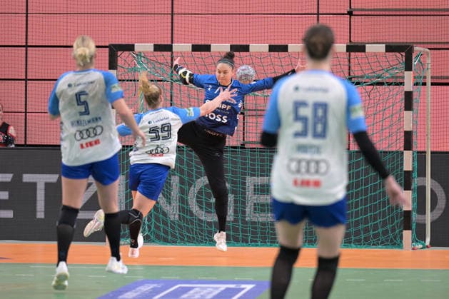 Sara Suba TusSies Metzingen, 77 on goal against Antje Doell Sport Union Neckarsulm, 59 on throw goal TusSies Metzingen vs Sport Union Neckarsulm , Handball, Alsco HBF, 5 Play Off League Matchday, Season 2025 2026, 16 05 2026 TusSies Metzingen vs Sport Union Neckarsulm , Handball, Alsco HBF, 5 Play Off League Matchday, Season 2025 2026, 16 05 2026 Tuebingen Copyright: xEibner-Pressefoto TobiasxBaurx EP_TBR