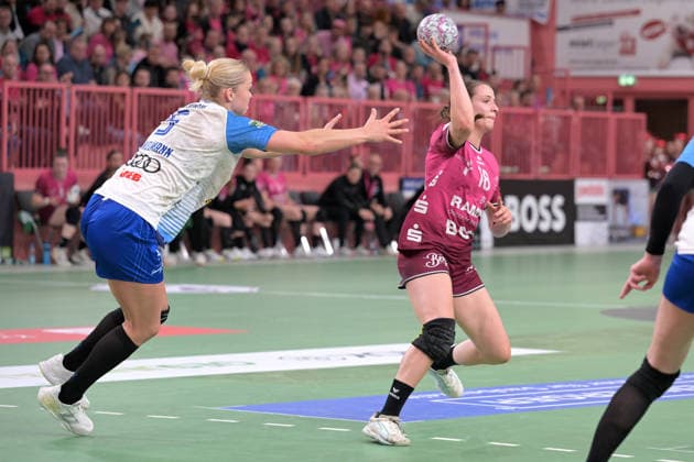 Santina Sabatnig TusSies Metzingen, 18 am with ball against Kim Hinkelmann Sport Union Neckarsulm, 05 TusSies Metzingen vs Sport Union Neckarsulm , Handball, Alsco HBF, 5 Play Off League Matchday, Season 2025 2026, 16 05 2026 TusSies Metzingen vs Sport Union Neckarsulm , Handball, Alsco HBF, 5 Play Off League Matchday, Season 2025 2026, 16 05 2026 Tuebingen Copyright: xEibner-Pressefoto TobiasxBaurx EP_TBR