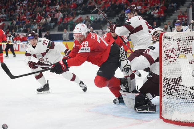 Ice Hockey World Championship 2026 SUI LAT Calvin Thuerkauf in front of goaltender Kristers Gudlevskis 16 05 2026 Swiss Life Arena Zuerich , SWITZERLAND, Men IIHF Ice Hockey World Championship Zurich 2026 Group Switzerland Latvia Calvin Thuerkauf li, Switzerland in front of goaltender Kristers Gudlevskis Latvia