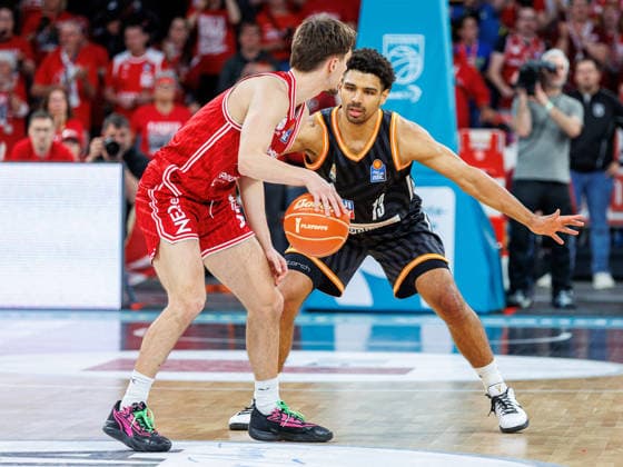 Zachary Ensminger BMA365 Bamberg Baskets, 01 , Mark Smith ratiopharm Ulm, 13 , BMA365 Bamberg Baskets vs ratiopharm Ulm, Basketball, easyCredit BBL, Playoff Quarterfinals, Game 1, 16 05 2026 BMA365 Bamberg Baskets vs ratiopharm Ulm, Basketball, easyCredit BBL, Playoff Quarterfinals, Game 1, 16 05 2026 Bamberg Copyright: xEibner-Pressefoto G.xSantemizx EP_EER