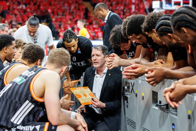 Ty Harrelson ratiopharm Ulm, coach , team, squad, timeout, BMA365 Bamberg Baskets vs ratiopharm Ulm, basketball, easyCredit BBL, playoff quarterfinals, game 1, 16 05 2026 BMA365 Bamberg Baskets vs ratiopharm Ulm, basketball, easyCredit BBL, playoff quarterfinals, game 1, 16 05 2026 Bamberg Copyright: xEibner-Pressefoto G.xSantemizx EP_EER
