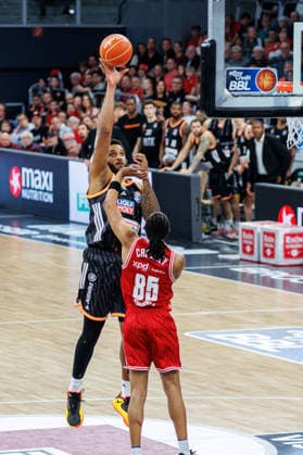 Malik Osborne ratiopharm Ulm, 10 , Austin Crowley BMA365 Bamberg Baskets, 85 , BMA365 Bamberg Baskets vs ratiopharm Ulm, Basketball, easyCredit BBL, Playoff Quarterfinals, Game 1, 16 05 2026 BMA365 Bamberg Baskets vs ratiopharm Ulm, Basketball, easyCredit BBL, Playoff Quarterfinals, Game 1, 16 05 2026 Bamberg Copyright: xEibner-Pressefoto G.xSantemizx EP_EER