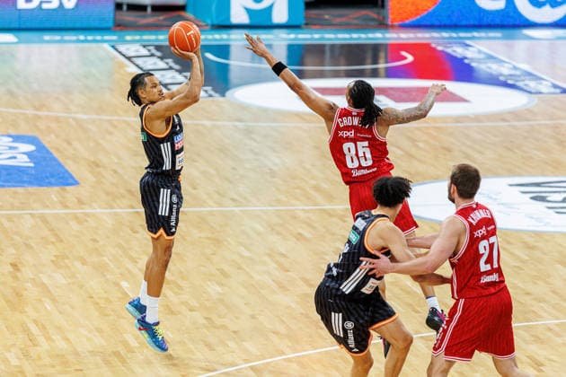Nelson Weidemann ratiopharm Ulm, 00 , Austin Crowley BMA365 Bamberg Baskets, 85 , BMA365 Bamberg Baskets vs ratiopharm Ulm, Basketball, easyCredit BBL, Playoff Quarterfinals, Game 1, 16 05 2026 BMA365 Bamberg Baskets vs ratiopharm Ulm, Basketball, easyCredit BBL, Playoff Quarterfinals, Game 1, 16 05 2026 Bamberg Copyright: xEibner-Pressefoto G.xSantemizx EP_EER