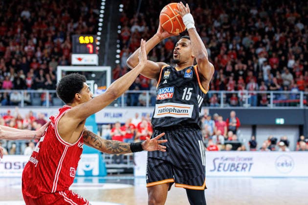 Ibi Watson BMA365 Bamberg Baskets, 02 , Justin Simon ratiopharm Ulm, 15 , BMA365 Bamberg Baskets vs ratiopharm Ulm, Basketball, easyCredit BBL, Playoff Quarterfinals, Game 1, 16 05 2026 BMA365 Bamberg Baskets vs ratiopharm Ulm, Basketball, easyCredit BBL, Playoff Quarterfinals, Game 1, 16 05 2026 Bamberg Copyright: xEibner-Pressefoto G.xSantemizx EP_EER