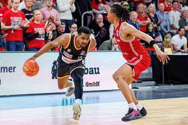 Justin Simon ratiopharm Ulm, 15 , Austin Crowley BMA365 Bamberg Baskets, 85 , BMA365 Bamberg Baskets vs ratiopharm Ulm, Basketball, easyCredit BBL, Playoff Quarterfinals, Game 1, 16 05 2026 BMA365 Bamberg Baskets vs ratiopharm Ulm, Basketball, easyCredit BBL, Playoff Quarterfinals, Game 1, 16 05 2026 Bamberg Copyright: xEibner-Pressefoto G.xSantemizx EP_EER