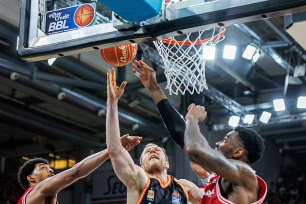 Ibi Watson BMA365 Bamberg Baskets, 02 , Christian Sengfelder ratiopharm Ulm, 43 , Ejiofor Onu BMA365 Bamberg Baskets, 35 , BMA365 Bamberg Baskets vs ratiopharm Ulm, Basketball, easyCredit BBL, Playoff Quarterfinals, Game 1, 16 05 2026 BMA365 Bamberg Baskets vs ratiopharm Ulm, Basketball, easyCredit BBL, Playoff Quarterfinals, Game 1, 16 05 2026 Bamberg Copyright: xEibner-Pressefoto G.xSantemizx EP_EER