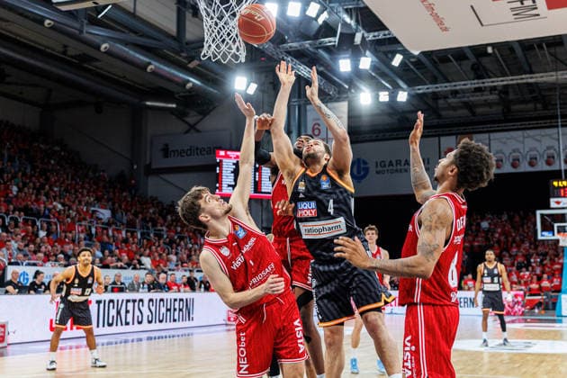 Zachary Ensminger BMA365 Bamberg Baskets, 01 , Ejiofor Onu BMA365 Bamberg Baskets, 35 , Christopher Ledlum ratiopharm Ulm, 04 , Demarcus Demonia BMA365 Bamberg Baskets, 08 , BMA365 Bamberg Baskets vs ratiopharm Ulm, Basketball, easyCredit BBL, Playoff Quarterfinals, Game 1, 16 05 2026 BMA365 Bamberg Baskets vs ratiopharm Ulm, Basketball, easyCredit BBL, Playoff Quarterfinals, Game 1, 16 05 2026 Bamberg Copyright: xEibner-Pressefoto G.xSantemizx EP_EER