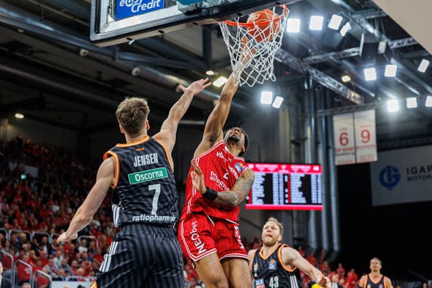 Tobias Jensen ratiopharm Ulm, 07 , Ibi Watson BMA365 Bamberg Baskets, 02 , BMA365 Bamberg Baskets vs ratiopharm Ulm, Basketball, easyCredit BBL, Playoff Quarterfinals, Game 1, 16 05 2026 BMA365 Bamberg Baskets vs ratiopharm Ulm, Basketball, easyCredit BBL, Playoff Quarterfinals, Game 1, 16 05 2026 Bamberg Copyright: xEibner-Pressefoto G.xSantemizx EP_EER