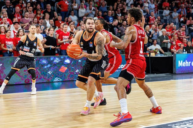 Christopher Ledlum ratiopharm Ulm, 04 , Demarcus Demonia BMA365 Bamberg Baskets, 08 , BMA365 Bamberg Baskets vs ratiopharm Ulm, Basketball, easyCredit BBL, Playoff Quarterfinals, Game 1, 16 05 2026 BMA365 Bamberg Baskets vs ratiopharm Ulm, Basketball, easyCredit BBL, Playoff Quarterfinals, Game 1, 16 05 2026 Bamberg Copyright: xEibner-Pressefoto G.xSantemizx EP_EER