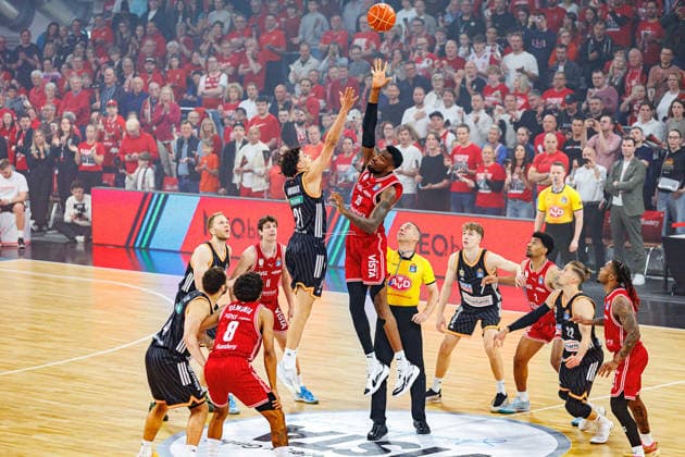 Thomas Klepeisz (ratiopharm Ulm, 22), Ejiofor Onu (BMA365 Bamberg Baskets, 35), Robert Lottermoser (Schiedsrichter), BMA365 Bamberg Baskets vs. ratiopharm Ulm, Basketball, easyCredit BBL, Playoff Viertelfinale, Spiel 1, 16.05.2026 BMA365 Bamberg Baskets vs. ratiopharm Ulm, Basketball, easyCredit BBL, Playoff Viertelfinale, Spiel 1, 16.05.2026 Bamberg *** Thomas Klepeisz ratiopharm Ulm, 22 , Ejiofor Onu BMA365 Bamberg Baskets, 35 , Robert Lottermoser Referee , BMA365 Bamberg Baskets vs ratiopharm Ulm, Basketball, easyCredit BBL, Playoff Quarterfinals, Game 1, 16 05 2026 BMA365 Bamberg Baskets vs ratiopharm Ulm, Basketball, easyCredit BBL, Playoff Quarterfinals, Game 1, 16 05 2026 Bamberg Copyright: xEibner-Pressefoto G.xSantemizx EP_EER