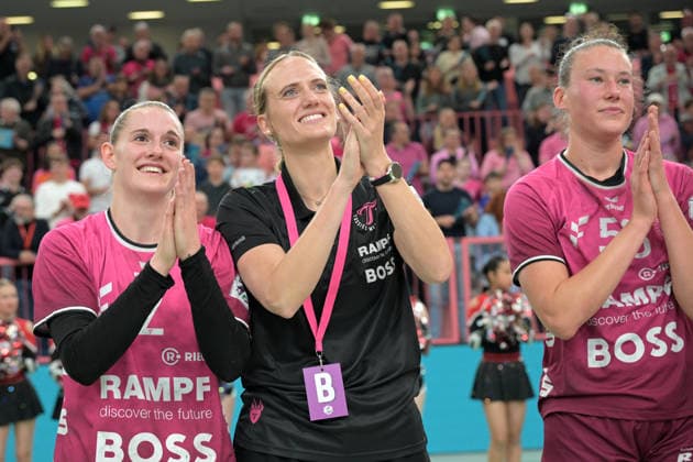 Selina Lindemann TusSies Metzingen, 02 , Miriam Hirsch TusSies Metzingen, coach and Carolin Huebner TusSies Metzingen, 56 thank the fans TusSies Metzingen vs Sport Union Neckarsulm , Handball, Alsco HBF, 5 Play Off League Matchday, Season 2025 2026, 16 05 2026 TusSies Metzingen vs Sport Union Neckarsulm , Handball, Alsco HBF, 5 Play Off League Matchday, Season 2025 2026, 16 05 2026 Tuebingen Copyright: xEibner-Pressefoto TobiasxBaurx EP_TBR