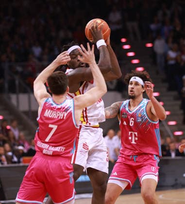 Charles Thompson Würzburg on the ball against Michael Kessens Bonn and Grayson Murphy Bonn , Bonn, Germany, 16 05 2026, Basketball Bundesliga, 1 Quarterfinals, Telekom Baskets Bonn vs Fitness First Würzburg Baskets