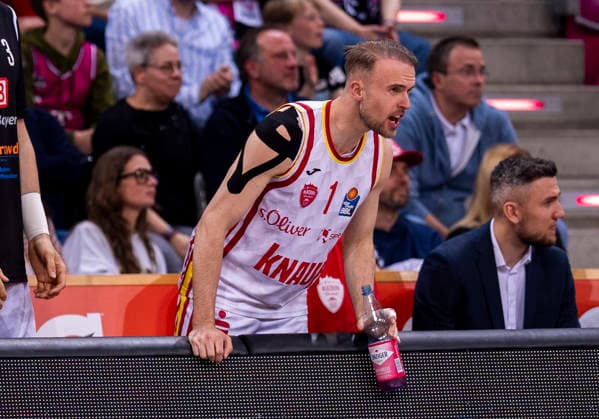 Lukas Herzog Fitness First Wuerzburg Baskets, 1 calls something in from the bench Telekom Baskets Bonn Fitness First Würzburg Baskets 16 05 2026 Basketball, easyCredit Basketball Bundesliga, Playoffs, Quarterfinals Game 1, GER, Bonn, Telekom Dome Bonn Copyright: HMBxMedia xMarcoxBader