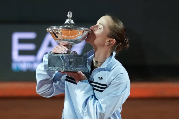 Elina Svitolina of Ukraine Kisses the trophy after winning the Internazionali BNL d Italia 2026 tennis tournament final at Foro Italico in Rome (Italy) on May, 16, 2026. AntoniettaxBaldassarre