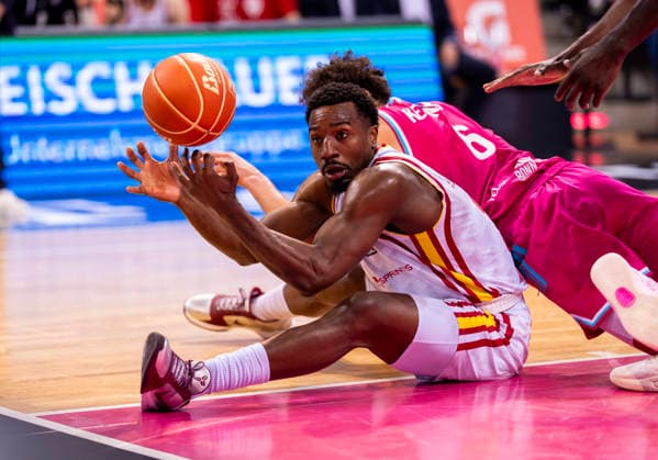 Johnathan Stove Fitness First Wuerzburg Baskets, 22 fights for the ball lying on the floor Telekom Baskets Bonn Fitness First Wuerzburg Baskets 16 05 2026 Basketball, easyCredit Basketball Bundesliga, Playoffs, Quarterfinals Game 1, GER, Bonn, Telekom Dome Bonn Copyright: HMBxMedia xMarcoxBader