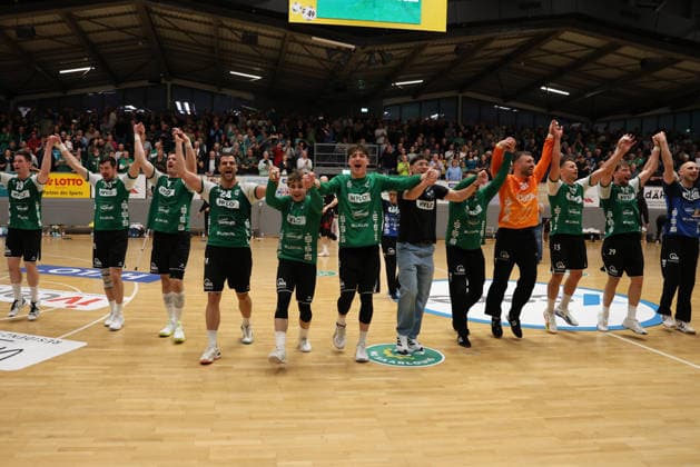 16 05 2026, Handball, Men, 3 League, Season 2025 2026, Promotion round, HG Saarlouis ASV Hamm Westfalen, The team HG Saarlouis celebrates the victory Saarlouis Stadtgartenhalle Saarland Germany DEU Copyright: xSebastianxBachx