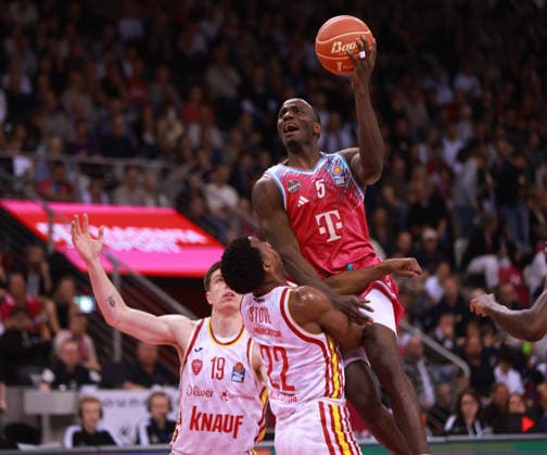 Tylan Birts (Bonn) am Ball gegen Johnathan Stove (Würzburg) und Christian Skladanowski (Würzburg), Bonn, Deutschland, 16.05.2026, Basketball Bundesliga, 1. Viertelfinale, Telekom Baskets Bonn vs Fitness First Würzburg Baskets *** Tylan Birts Bonn on the ball against Johnathan Stove Würzburg and Christian Skladanowski Würzburg , Bonn, Germany, 16 05 2026, Basketball Bundesliga, 1 Quarter Final, Telekom Baskets Bonn vs Fitness First Würzburg Baskets