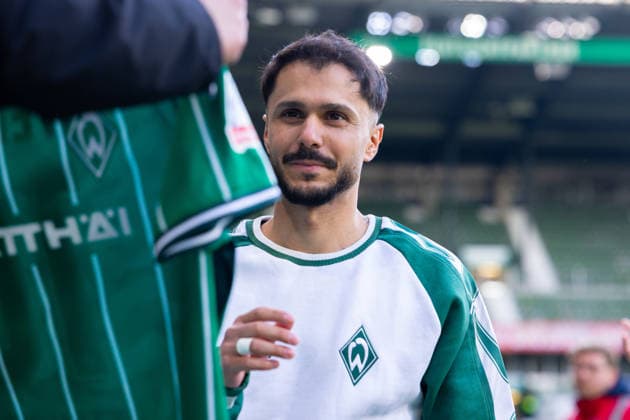 16 05 2026, Matchday 34 in Bundesliga 1, SV Werder Bremen Borussia Dortmund Leonardo Bittencourt SV Werder Bremen goes to the fans and signs autographs Bremen Weserstadion Bremen Germany xRHR PHOTO DEx Copyright: DennisxEwert RHR-FOTOx RHR-FOTO DE