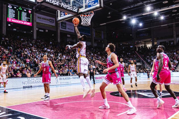 easyCredit Basketball Bundesliga, Playoff quarterfinal Telekom Baskets Bonn vs Fitness First Baskets Würzburg, 16 05 2026 Eddy Edigin Jr Würzburg 27 scores at the basket easyCredit Basketball Bundesliga, Playoff quarterfinal Telekom Baskets Bonn vs Fitness First Baskets Würzburg, 16 05 2026, Telekom Dome Bonn Copyright: xBEAUTIFULxSPORTS Derixx