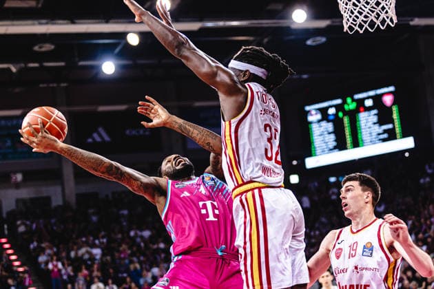 easyCredit Basketball Bundesliga, Playoff quarterfinal Telekom Baskets Bonn vs Fitness First Baskets Würzburg, 16 05 2026 Jeff Garrett Jr Telekom Baskets Bonn 4 vs Charles Thompson Würzburg 32 easyCredit Basketball Bundesliga, Playoff quarterfinal Telekom Baskets Bonn vs Fitness First Baskets Würzburg, 16 05 2026, Telekom Dome Bonn Copyright: xBEAUTIFULxSPORTS Derixx