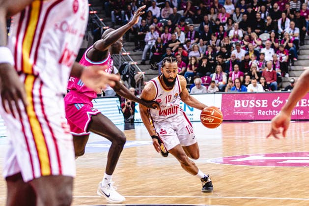 easyCredit Basketball Bundesliga, playoff quarter-final Telekom Baskets Bonn vs Fitness First Baskets Würzburg, 16 05 2026 Davion Mintz Würzburg 10 and Kur Jongkuch Telekom Baskets Bonn 15 easyCredit Basketball Bundesliga, playoff quarter-final Telekom Baskets Bonn vs Fitness First Baskets Würzburg, 16 05 2026, Telekom Dome Bonn Copyright: xBEAUTIFULxSPORTS Derixx