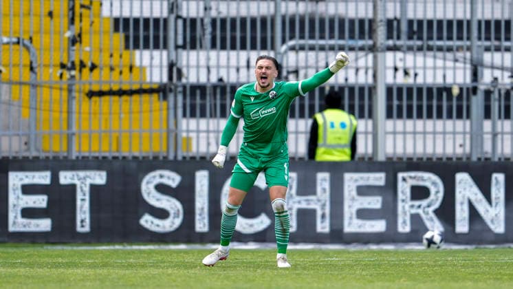 Arthur Lyska Goalkeeper, SVS, 1 , gives instructions, gestures, gesticulates with arms, cropped, full body, single frame, single photo, action, action, is angry, shouts, screams, screaming, 16 05 2026, Sandhausen Germany , Soccer, Regionalliga Südwest, SV Sandhausen FC 08 Homburg xozx