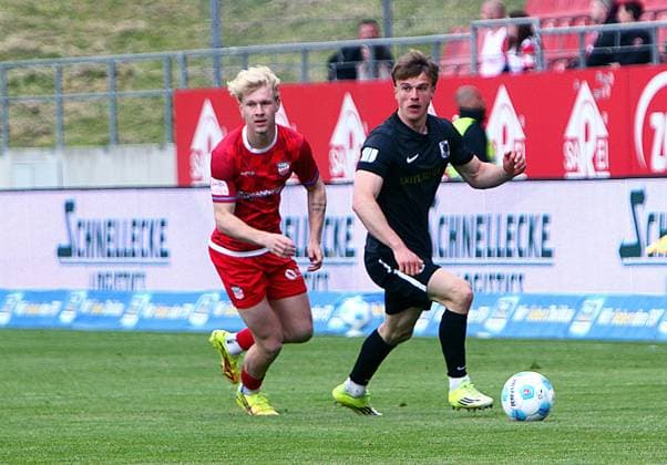 Julian Bell Leipzig on the ball , left Luca Prasse Zwickau Football Regionalliga Nordost 2025 26 FSV Zwickau Chemie Leipzig 1 0 am 16 5 2026 FSV Zwickau Chemie Leipzig
