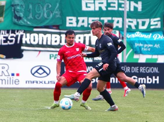 Anton Bulland Leipzig on the ball , behind him Andrej Startsev Zwickau Football Regionalliga Nordost 2025 26 FSV Zwickau Chemie Leipzig 1 0 am 16 5 2026 FSV Zwickau Chemie Leipzig