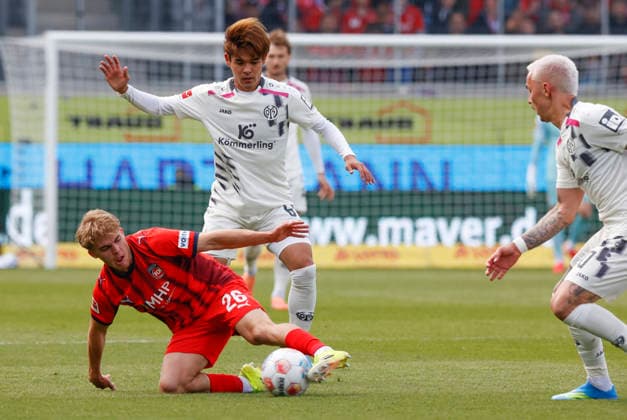 Football, 1 Bundesliga, Matchday 34, 2025 2026, 1 FC Heidenheim vs 1 FSV Mainz 05, 16 05 2026, Voith Arena, Heidenheim, Germany, Hennes BEHRENS 1 FC Heidenheim 26 li in duel with Kaishu SANO 1 FSV Mainz 05 6 Heidenheim Voith Arena Baden Württemberg Germany Copyright: xGaetanoxDixRosax